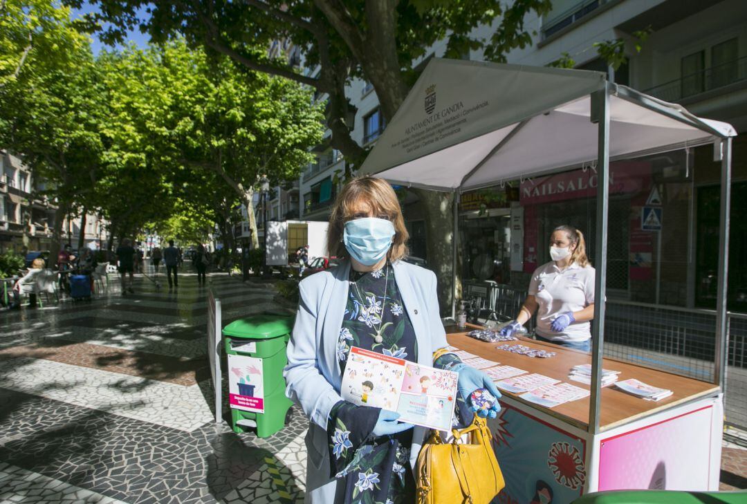Puesto informativo contra la Covid-19 en el Passeig de Gandia