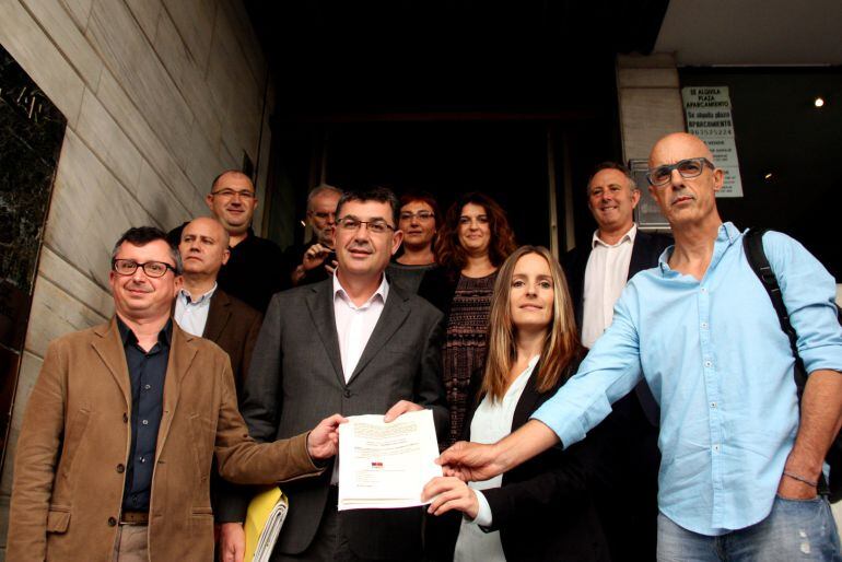 Representants dels partits de la coalició &#039;Compromís-Podemos. És el moment&#039; sostenen el document l&#039;acord a les portes del notari. En primera línia d&#039;esquerra a dreta, Miquel Real (Iniciativa), Enric Morera (Bloc), Ángela Ballester (Podemos) i Julià Álvaro