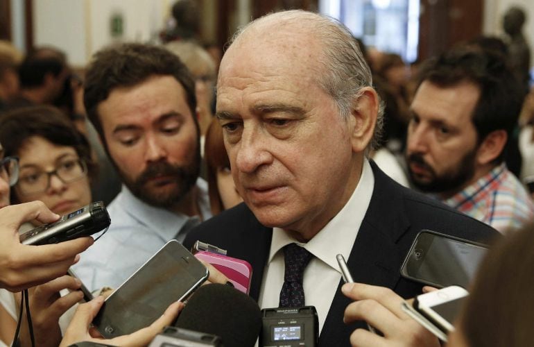 El ministro del Interior, Jorge Fernández Díaz, en los pasillos del Congreso.