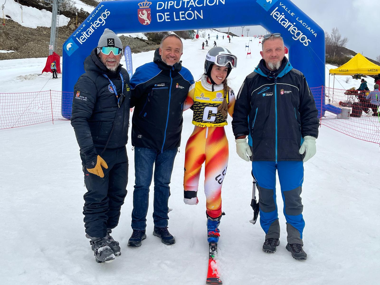 María Martín-Granizo junto al presidente de la Diputación y el diputado responsable de las estaciones de invierno