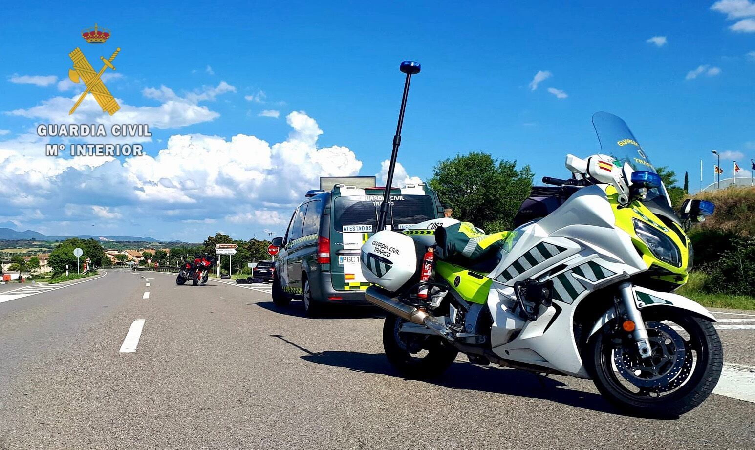 Grupo de tráfico y atestados de la Guardia Civil en un accidente de circulación (foto de archivo)