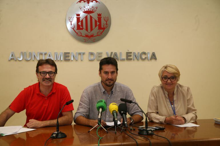 Rueda de prensa donde se ha anunciado la voluntad del Ayuntamiento de modificar la ordenanza de circulación. Entre los concejales presentes, el de Movilidad, Giuseppe Grezzi