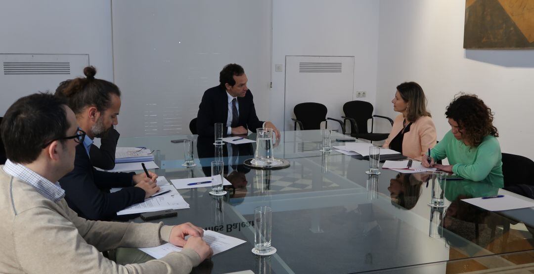 El conseller Marc Pons va tancar l'acord amb altres administracions per anar junts a reivindicar més ajuts al transport de mercaderies a la Comissió Europea.