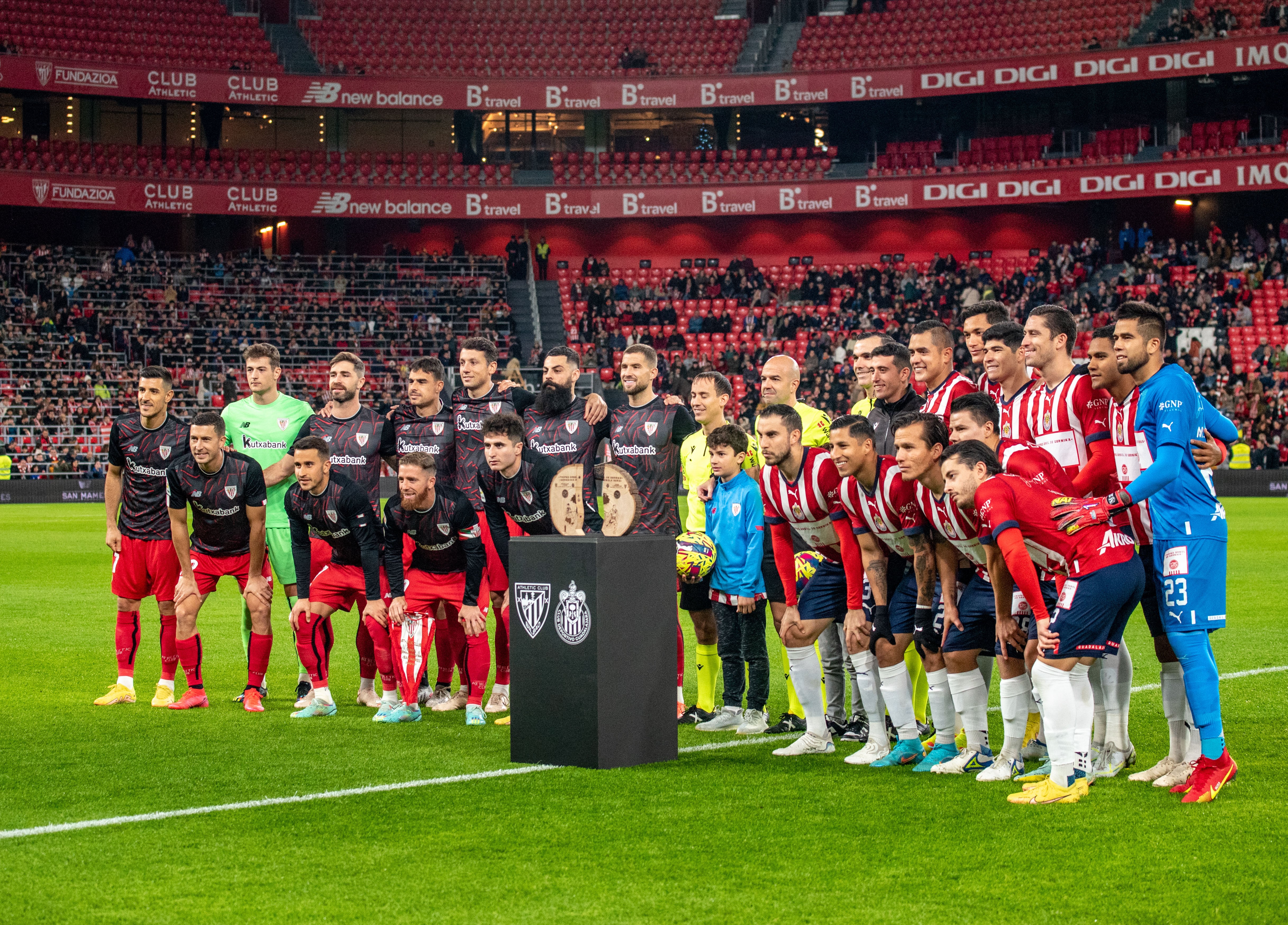 Los jugadores del Athletic Club, y del Guadalajara posan antes del partido amistoso que Athletic Club Bilbao y Club Deportivo Guadalajara disputan este domingo en el estadio de San Mamés, en Bilbao