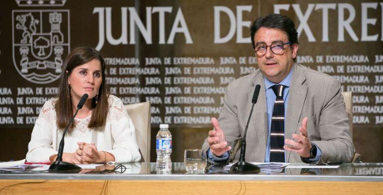 Isabel Gil Rosiña, portavoz Junta de Extremadura y José María Vergeles consejero de políticas sociales