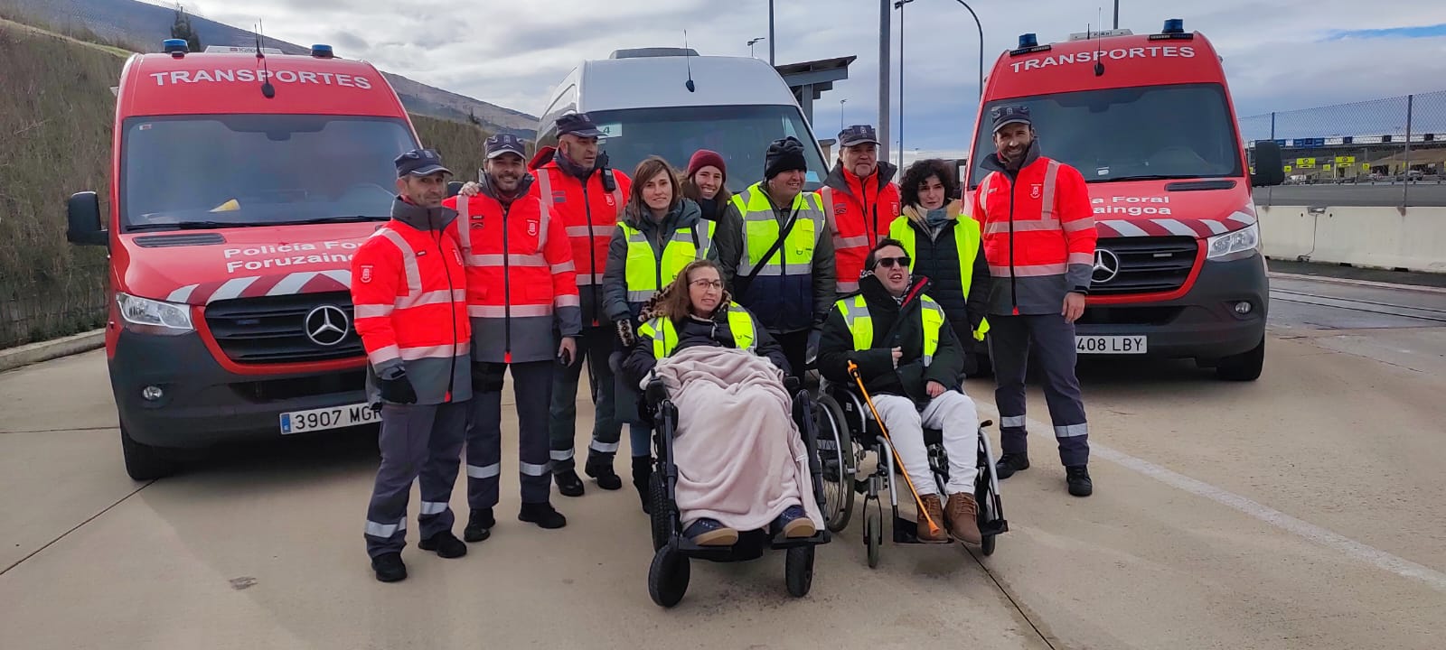 Voluntarios de ADACEN y agentes de la Policía Foral en la campaña de concienciación sobre accidentes de tráfico junto a a la Autopista de Navarra. 