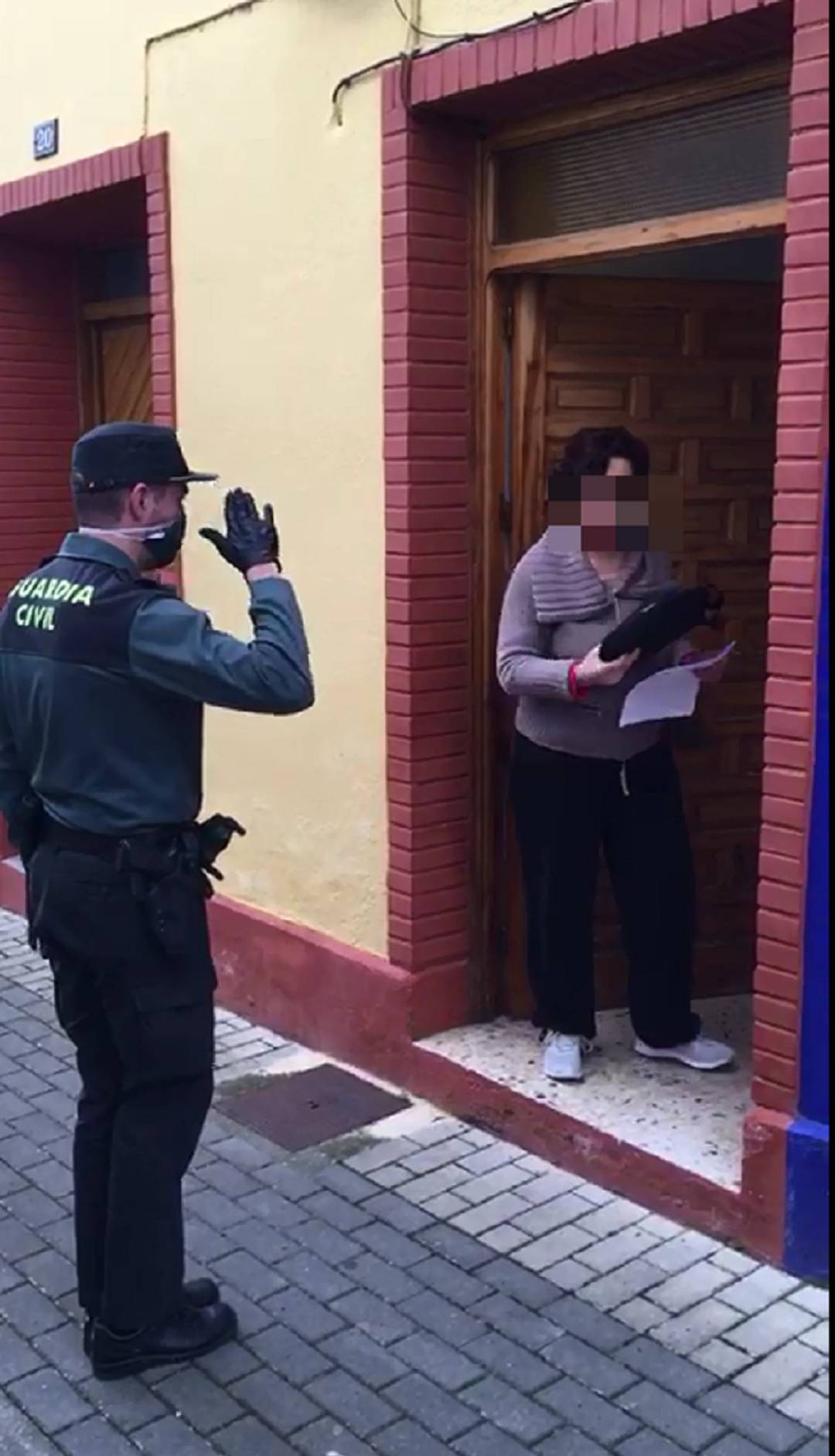 La Guardia Civil de Palencia entrega ordenadores en la zona de Herrera de Pisuerga (Palencia)