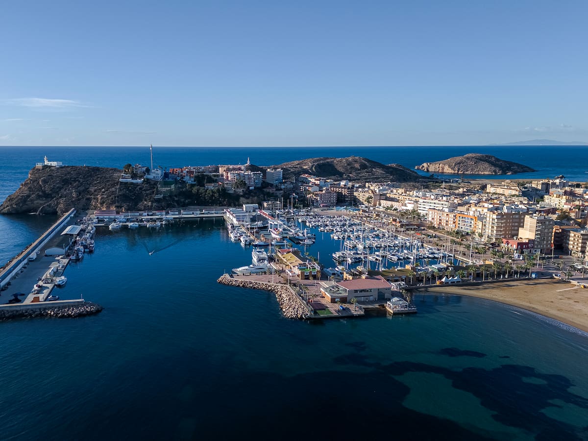 Un joven fallece tras tirarse al mar en el puerto pesquero de Mazarrón