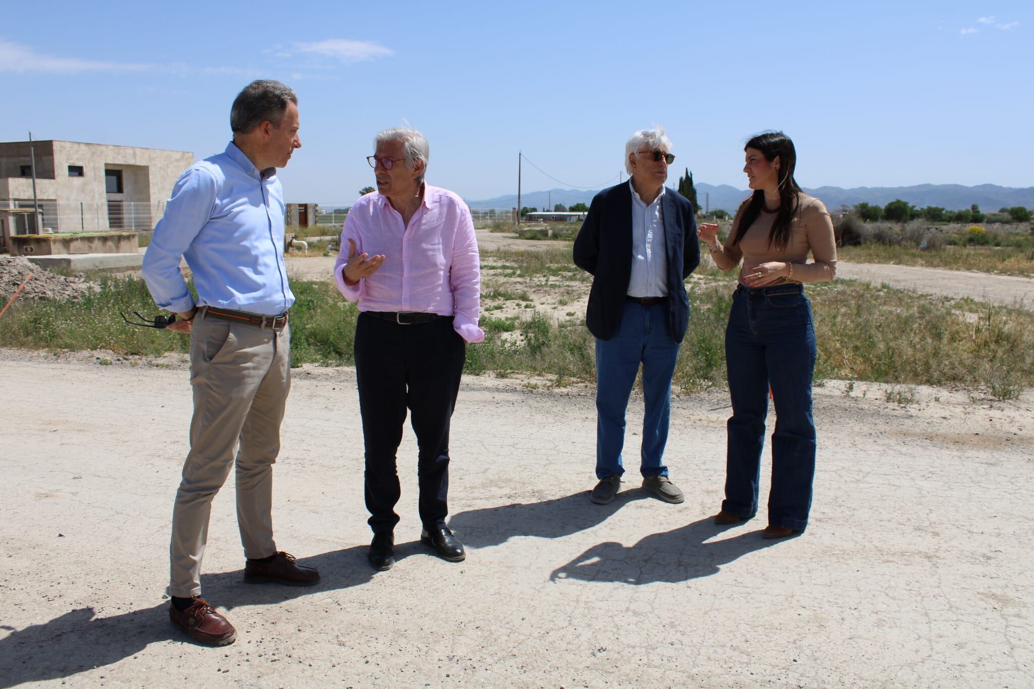 Fulgencio Gil, junto a los ingenieros de canales en un cauce de Lorca