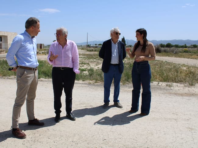 Fulgencio Gil, junto a los ingenieros de canales en un cauce de Lorca