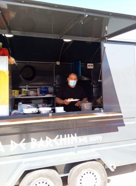 Javier Santiago en su &#039;foodtruck&#039;.