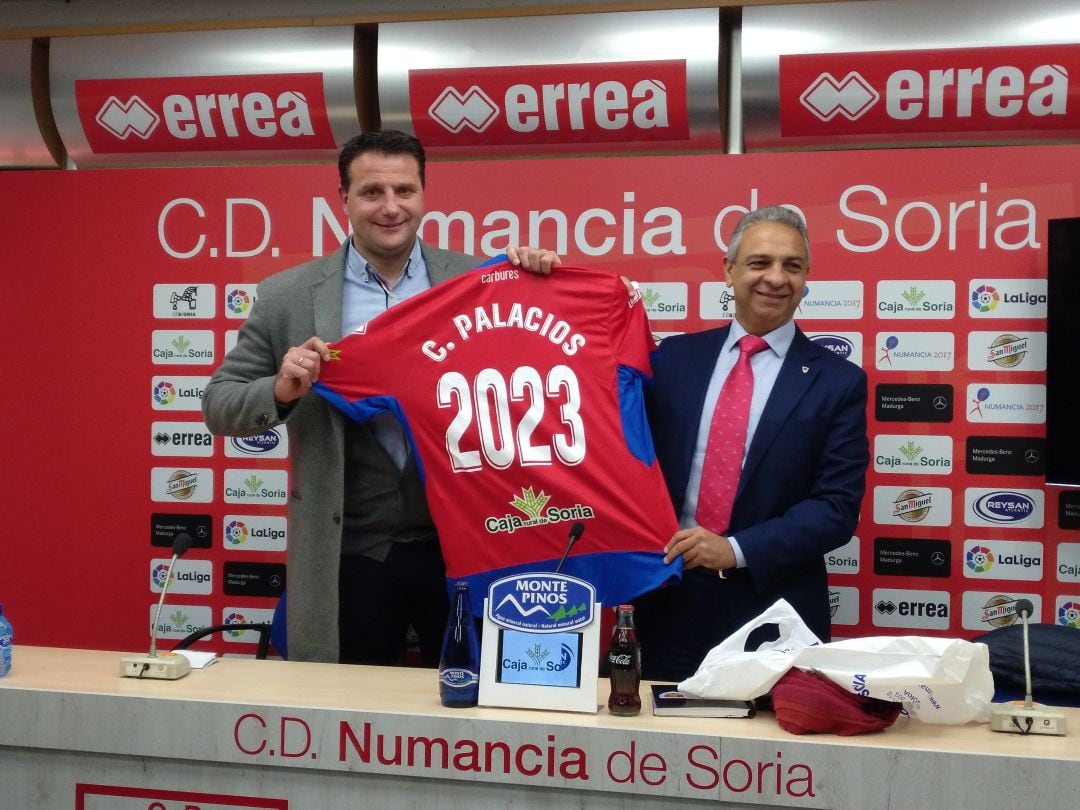 César Palacios, junto al presidente del Numancia, Moisés Álvarez.