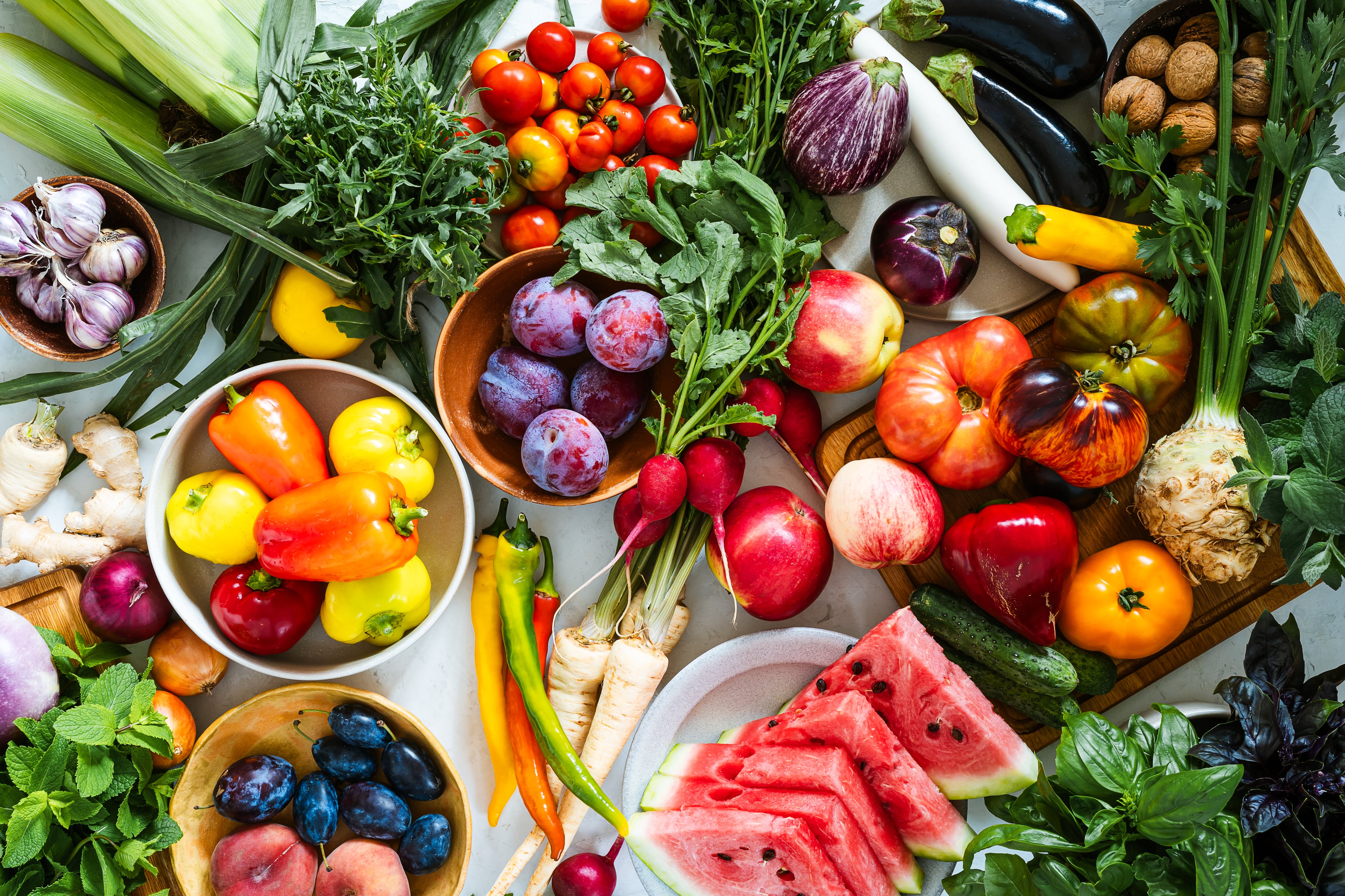 Varios cuencos de fruta puestos sobre una mesa.