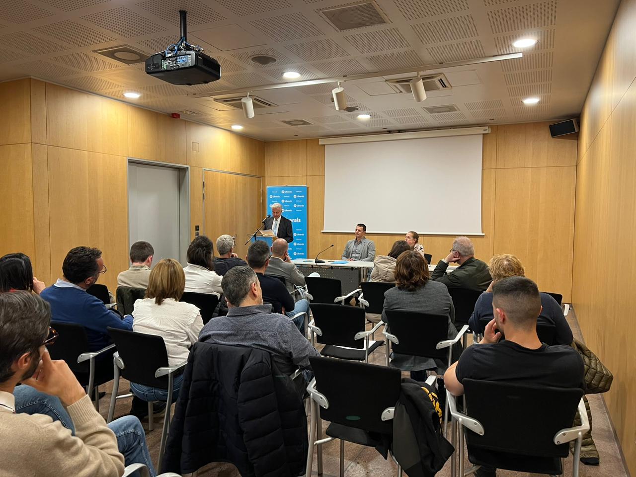 El líder de liberals a les passades eleccions, Josep Maria Cabanes, l'actual president, Jordi Gallardo, i l'actual secretària general, Maribel Lafoz, durant el congrés extraordinari del partit celebrat ahir a Andorra la Vella.
