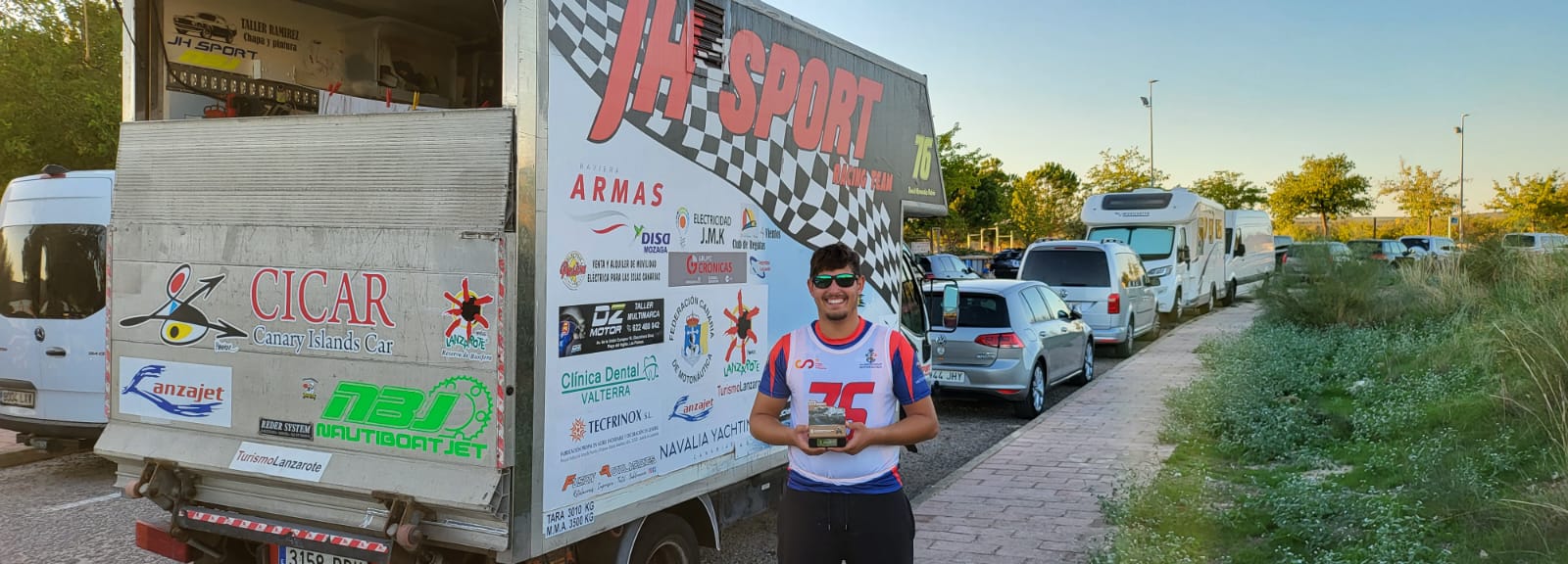 Daniel Hernández con uno de los trofeos.