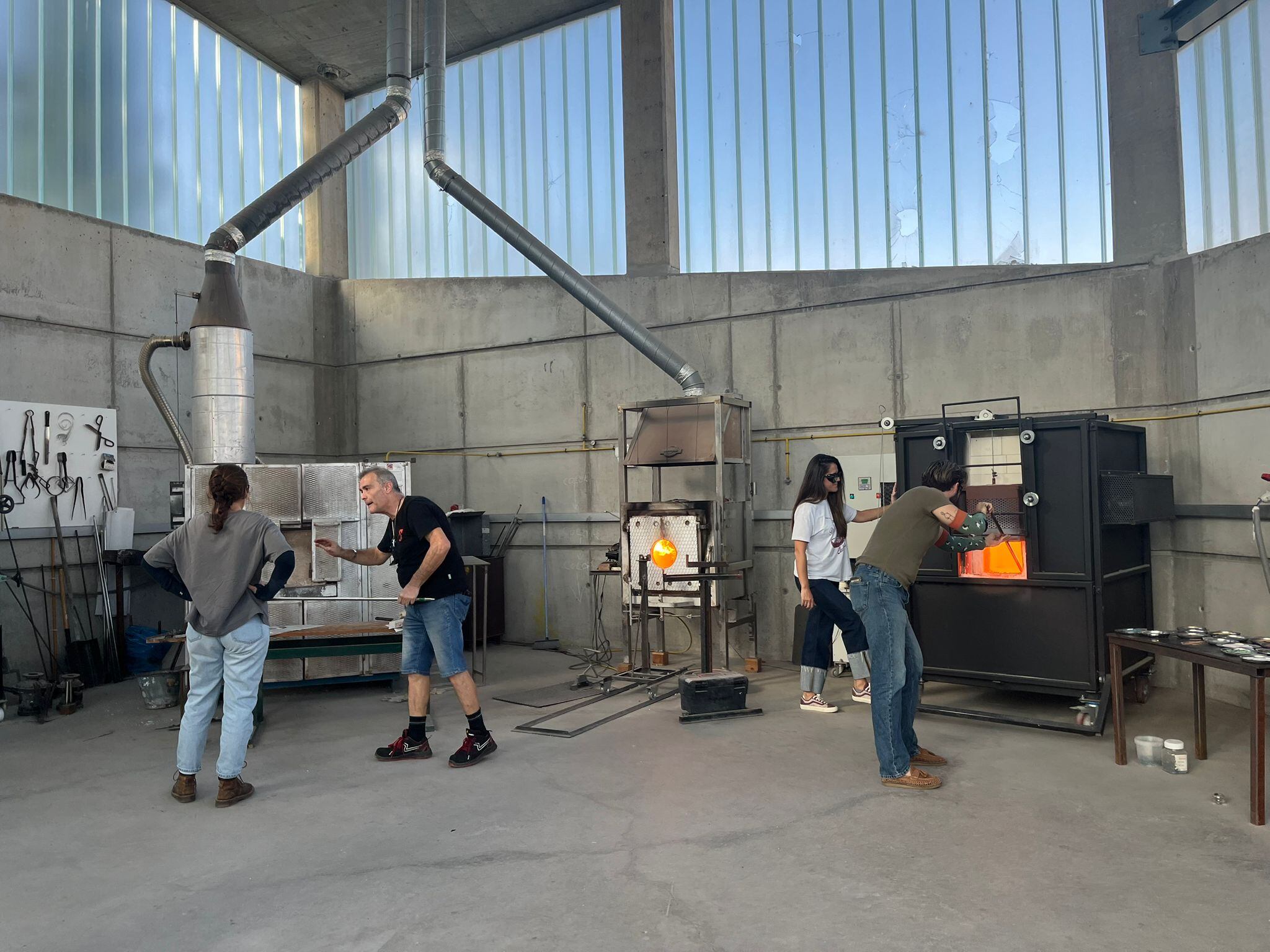 El Museo del Vidrio acoge un curso con jóvenes creadores de la Región para mantener viva una técnica única que exige precisión, paciencia y pasión