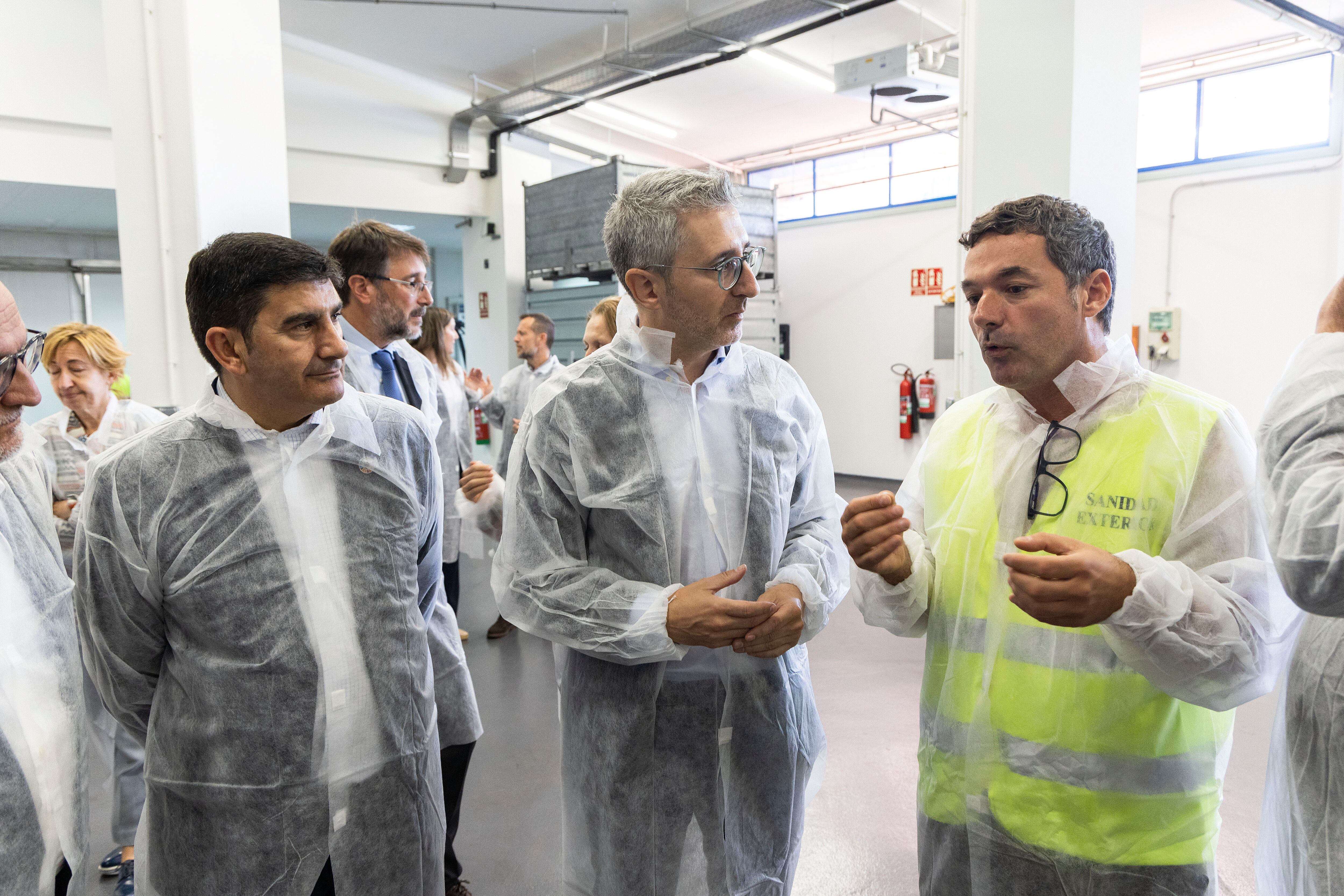 El secretario de Estado de Política Territorial, Arcadi España, supervisa el trabajo del Puesto de Inspección Fronteriza del Puerto de Vigo, acompañado del delegado del Gobierno Pedro Blanco

EFE/Salvador Sas
