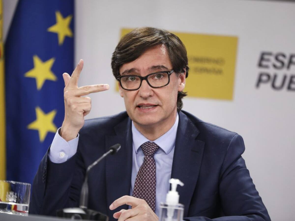 Illa insiste en que España dispondrá de una vacuna a principios del año que viene "o a finales de este"
