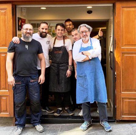 El personal a las puertas del establecimiento