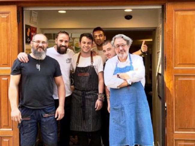 El personal a las puertas del establecimiento