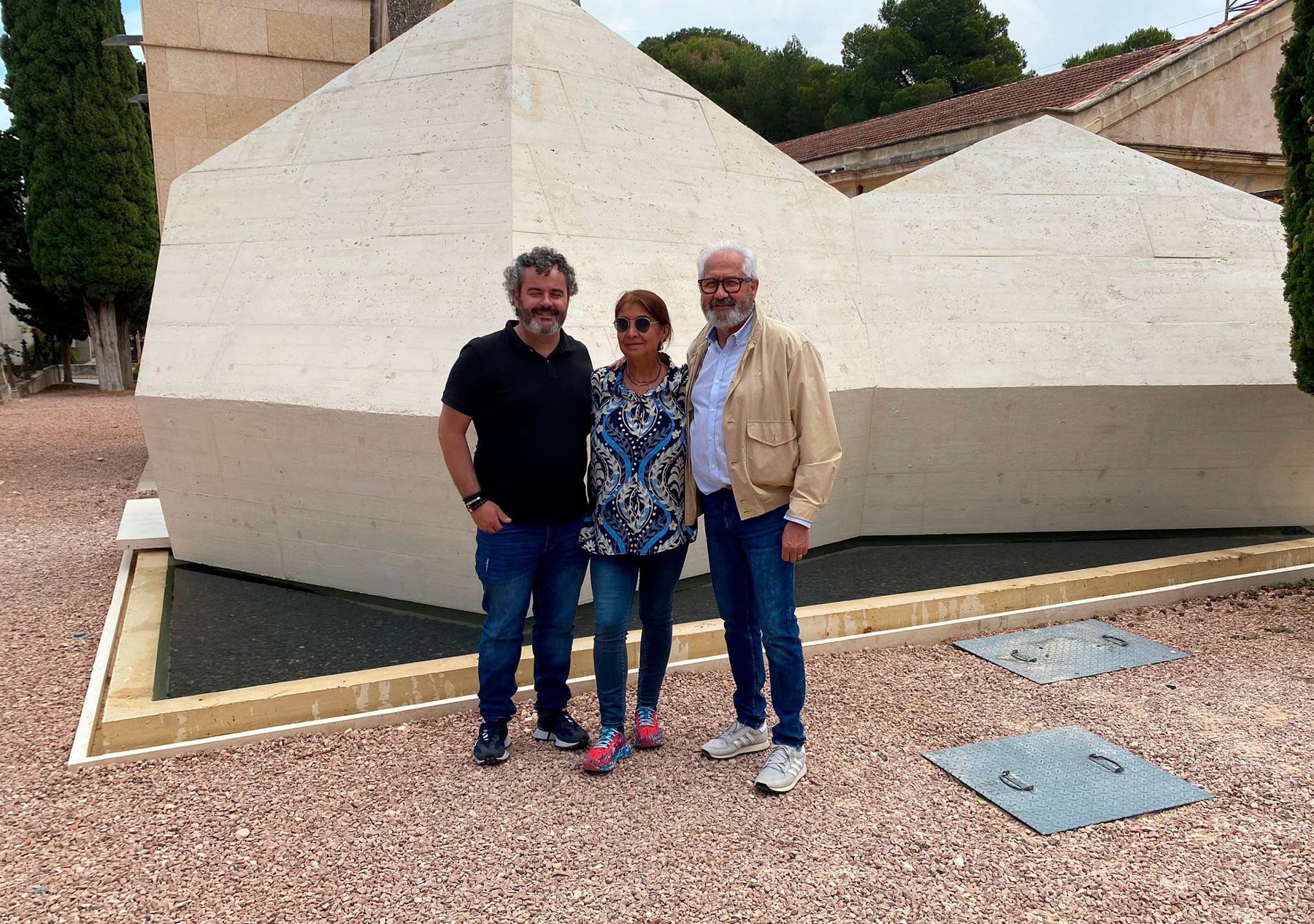 Lourdes Ornellas acompañada por los concejales Raül Llopis e Ignacio Trelis, ante el mausoleo de Camilo Sesto, cerca de finalizar su construcción