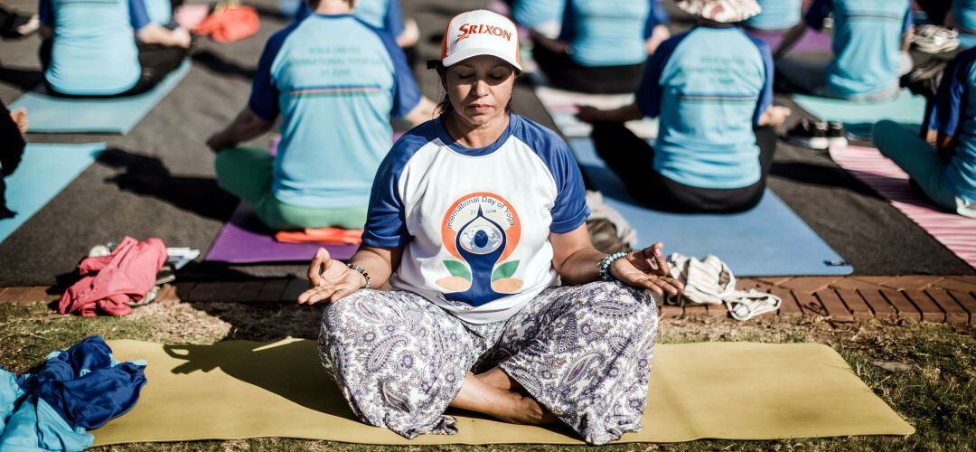 Las sesiones de yoga en la plaza centran las fiestas de San Nicasio este lunes