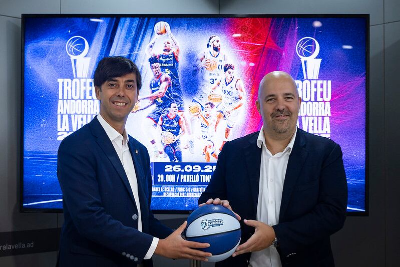 El cònsol major d&#039;Andorra la Vella, Sergi González, i el president del MoraBanc Andorra, Gorka Aixàs, en la presentació del trofeu