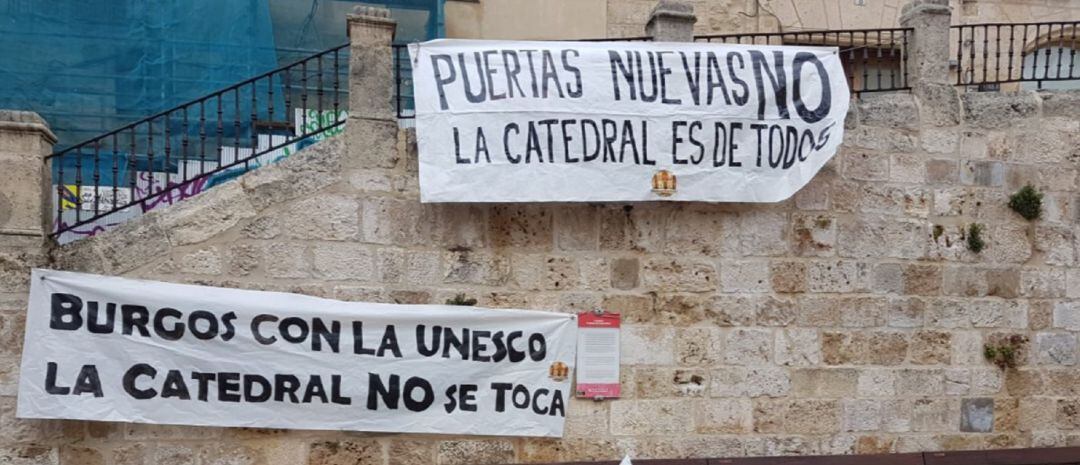 Pancartas contra el cambio de puertas de la Catedral 