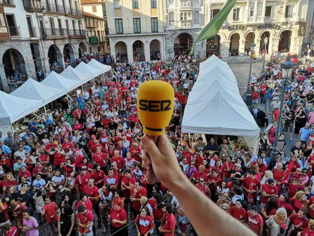 El micrófono amarillo de SER Castro está siempre en donde está la acción en el mundo del remo en banco fijo.