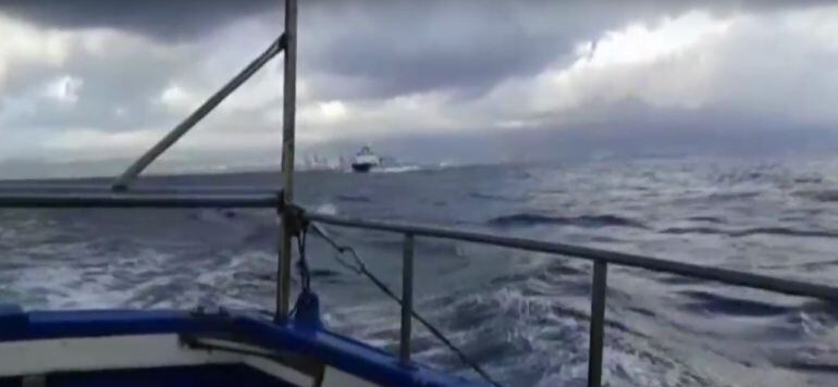 Una patrullera de Gibraltar sigue a un pesquero español