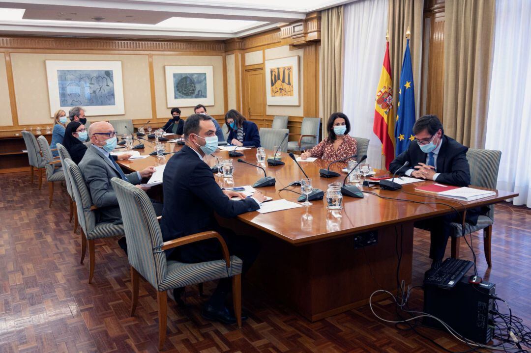  El ministro de Sanidad, Salvador Illa (d), preside la reunión del Consejo Interterritorial del Sistema Nacional de Salud (SNS) 