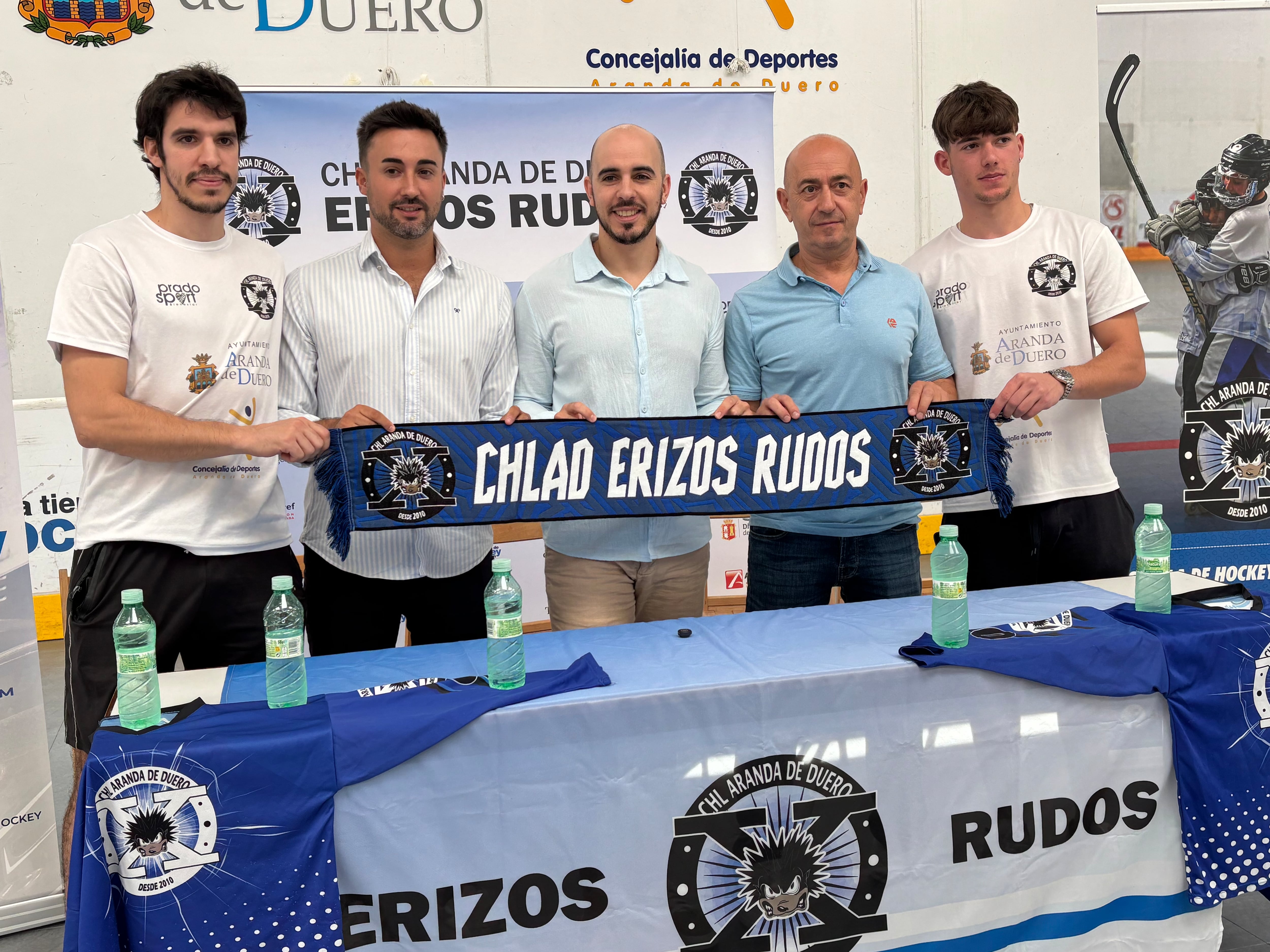 Los Erizos Rudos, en la presentación de la temporada, con Diego Pascual, del Bar Jamari y José Rodrigálvarez, de Prado Sport