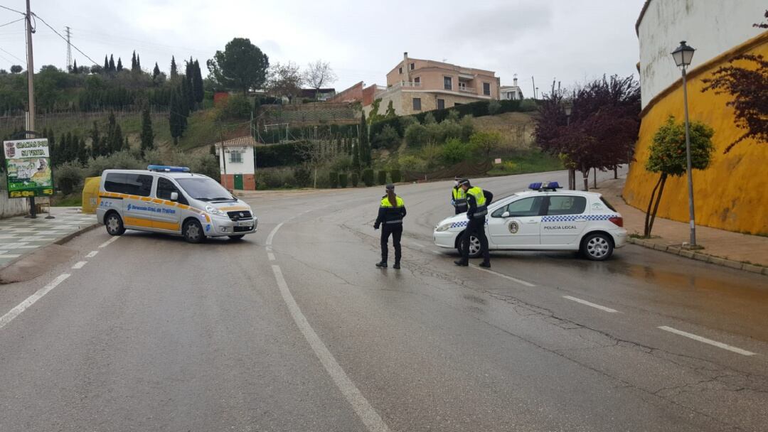 Agentes policiales en un control a la altura de la plaza de toros de Villanueva del Arzobispo, para controlar la entrada y salida de vehículos del casco urbano por la Avenida de la Fuensanta.