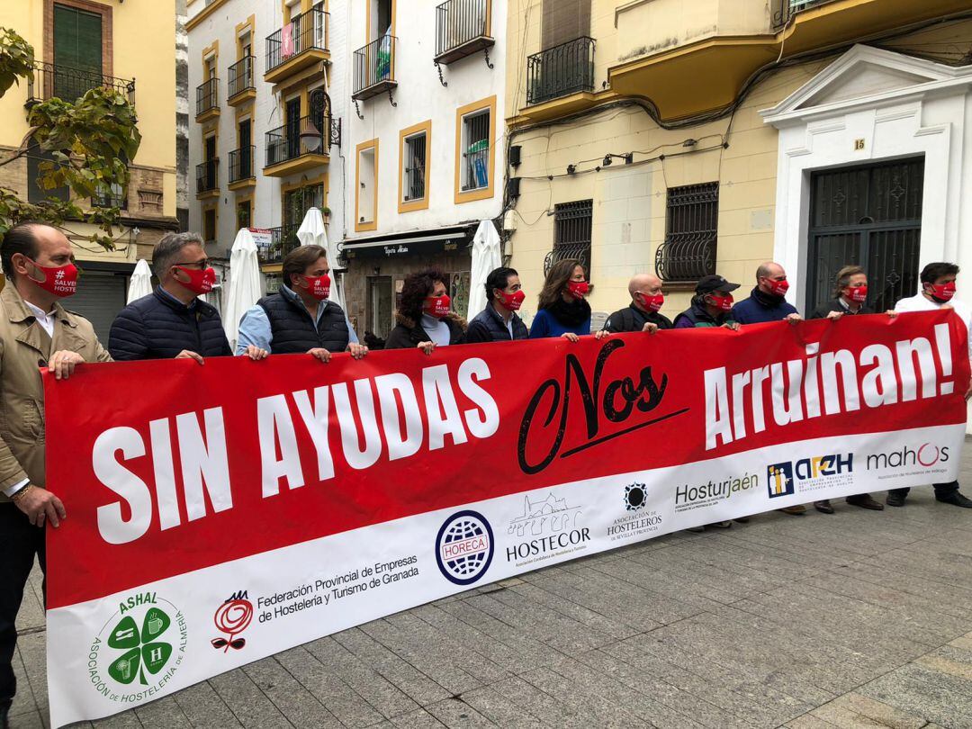 Protesta de la hostelería sevillana en la Plaza de la Pescadería.
