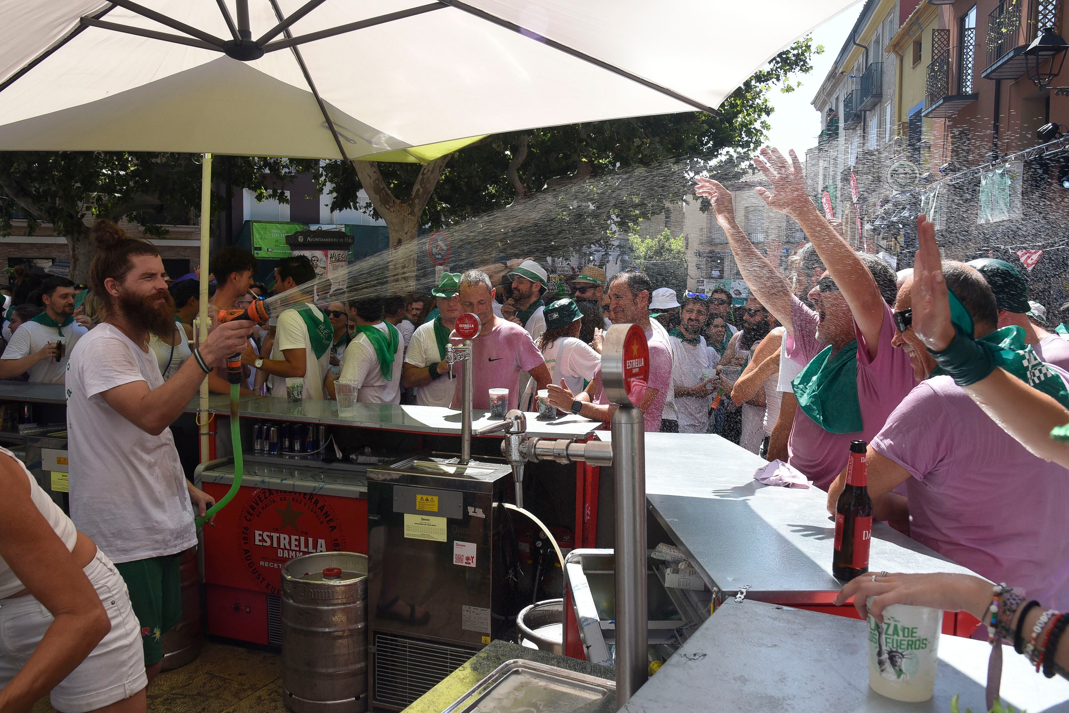 El calor ha sido el protagonista en el arranque de las fiestas . EFE/ Javier Blasco