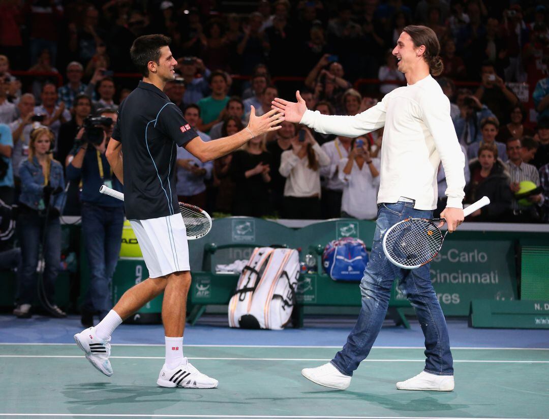 Novak Djokovic y Zlatan Ibrahimovic dándose la mano