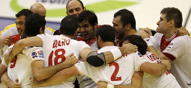 El equipo español de balonmano celebra el triunfo ante Francia