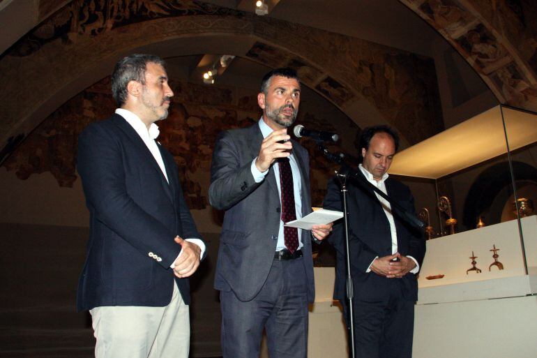 Roda de premsa del conseller de Cultura, Santi Vila, el director del MNAC, Pepe Serra, i el segon tinent d&#039;alcalde a l&#039;àmbit de Cultura i Economia, Jaume Collboni, a la sala on hi ha obres de Sixena, el 5 de juliol del 2016 