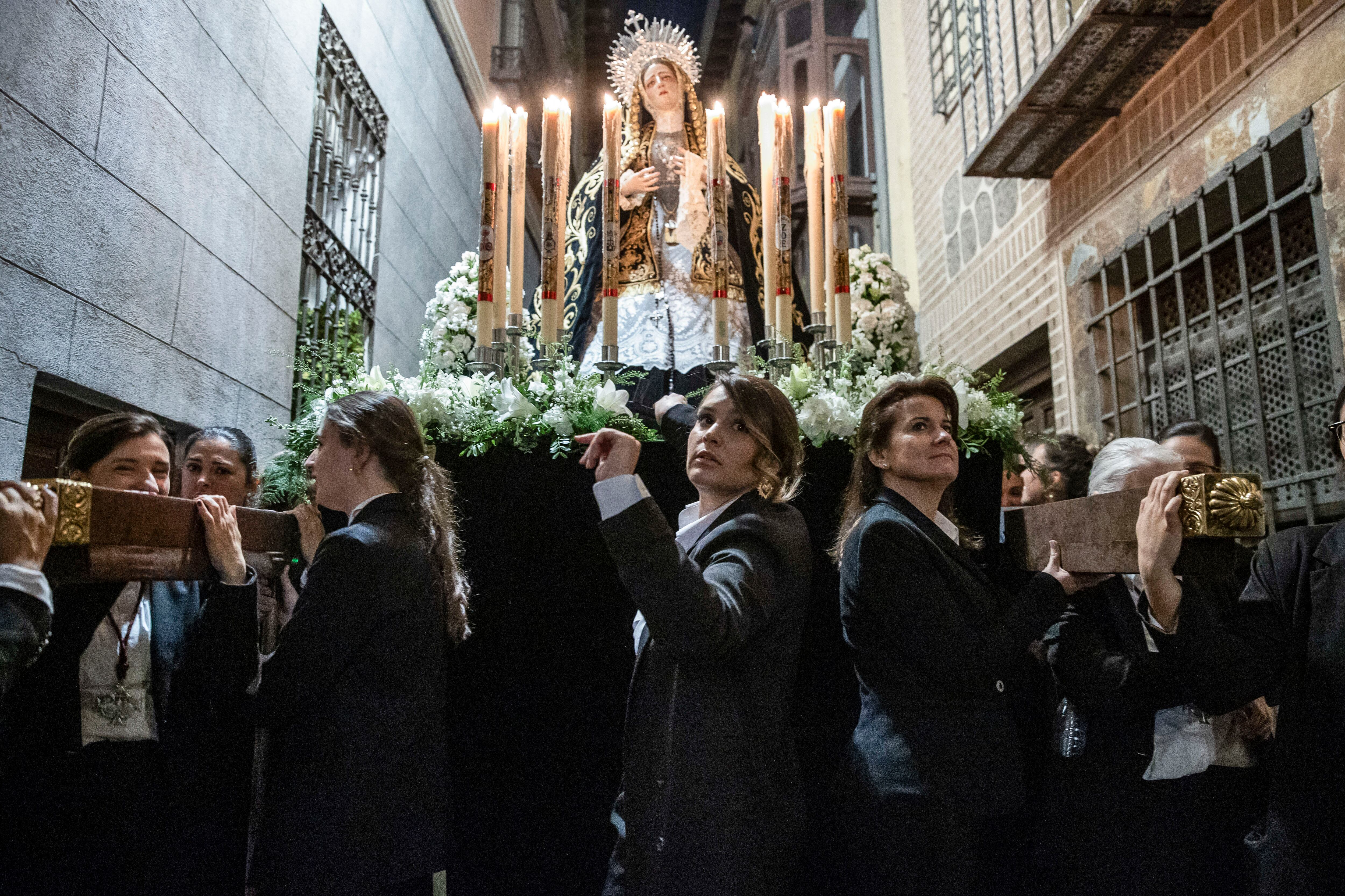 Toledo, 23/03/2024.- La cofradía de la Hermandad Esclavitud de Nuestro Padre Jesús Nazareno y su Santísima Madre de los Dolores durante su recorrido hoy sábado por las calles de Toledo. EFE/Ismael Herrero.
