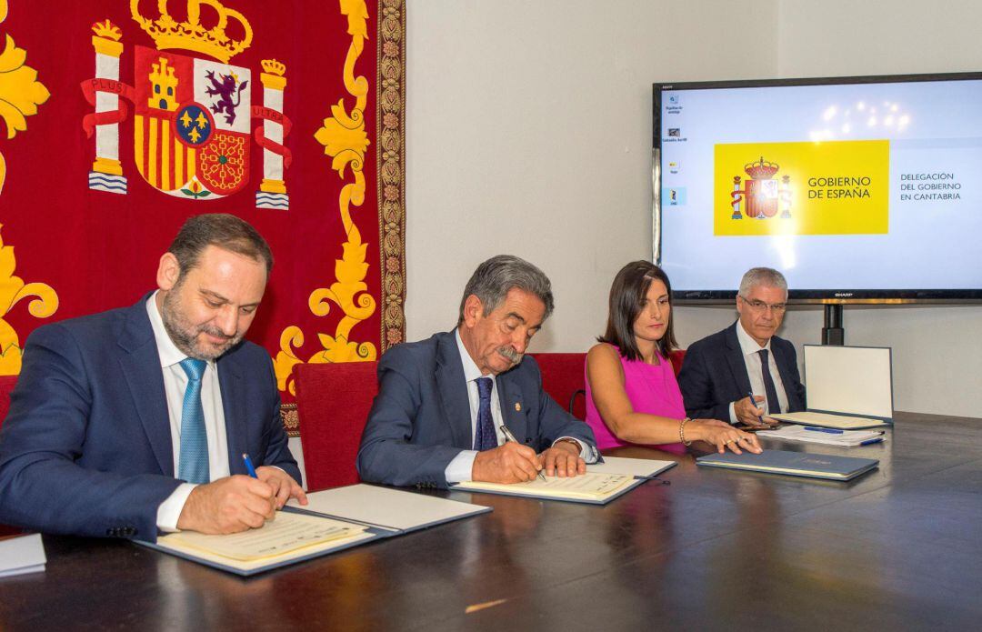 El ministro de Fomento y secretario de Organización del PSOE, José Luís Ábalos (i), junto al presidente de Cantabria, Miguel Ángel Revilla (2i), y la alcaldesa de Santander, Gema Igual (2d), durante el acto de la firma con el Ayuntamiento de Santander, Go