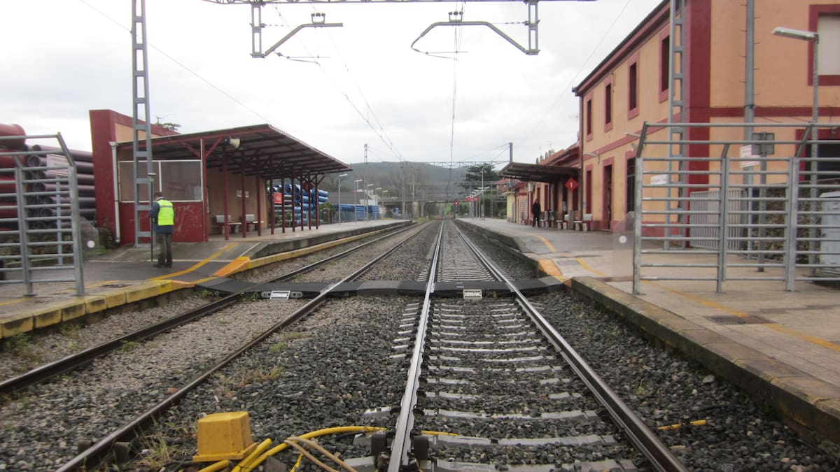 Heridos 15 pasajeros del tren Santander-Renedo tras salirse de la vía al entrar en la estación