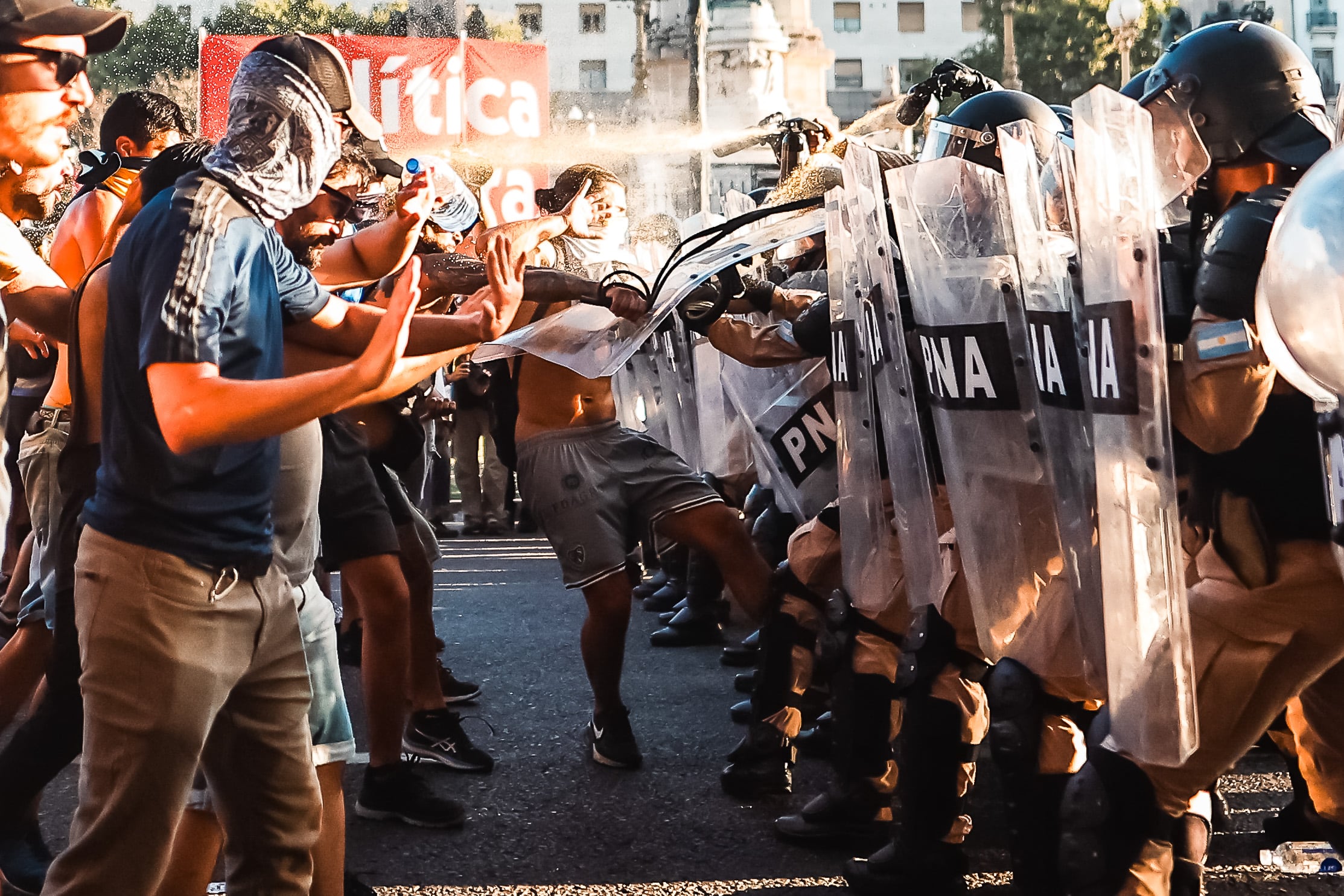 Manifestantes se enfrentan a la policía durante una protesta contra el proyecto de la &#039;ley ómnibus&#039; a las afueras del Congreso. EFE/ Juan Ignacio Roncoroni