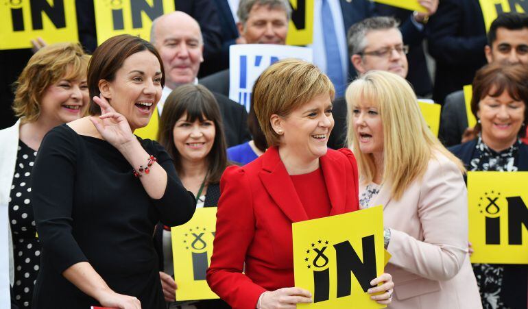 La primera ministra de Escocia, Nicola Sturgeon (en el centro), durante un acto en favor de la permanencia del Reino Unido en la Unión Europea.