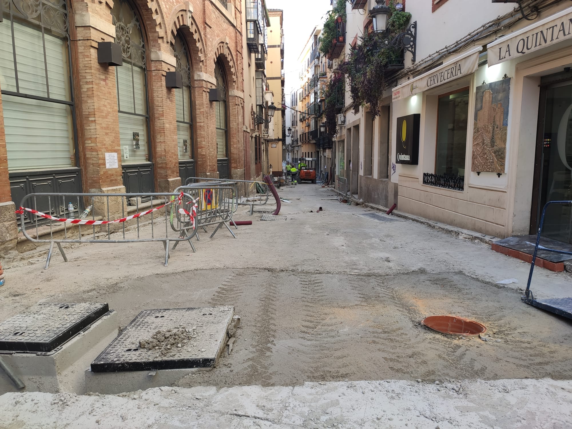 Así están las obras de la calle Maestra de Jaén capital a 22 de marzo de 2023, once días antes de la Semana Santa