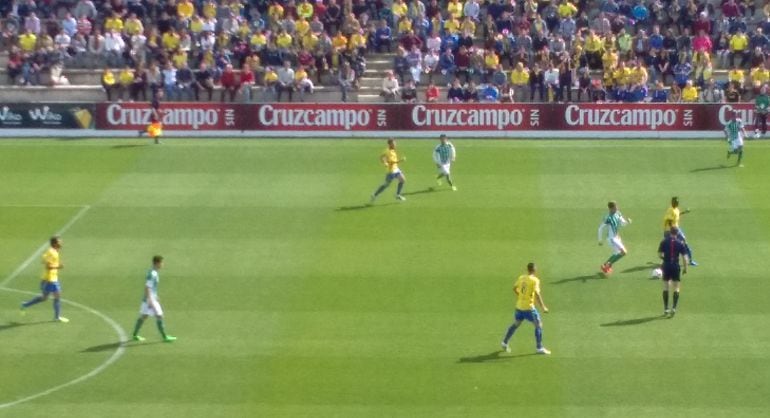 Jugadores del Cádiz y el Betis B durante el partido