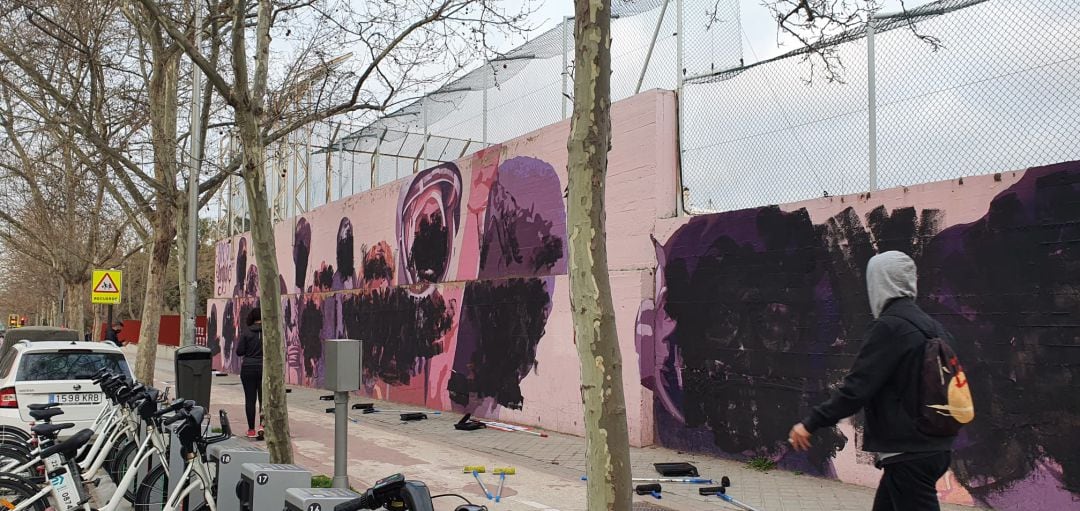 El mural feminista de Ciudad Lineal, cubierto de pintura negra tras una vandalización ultra