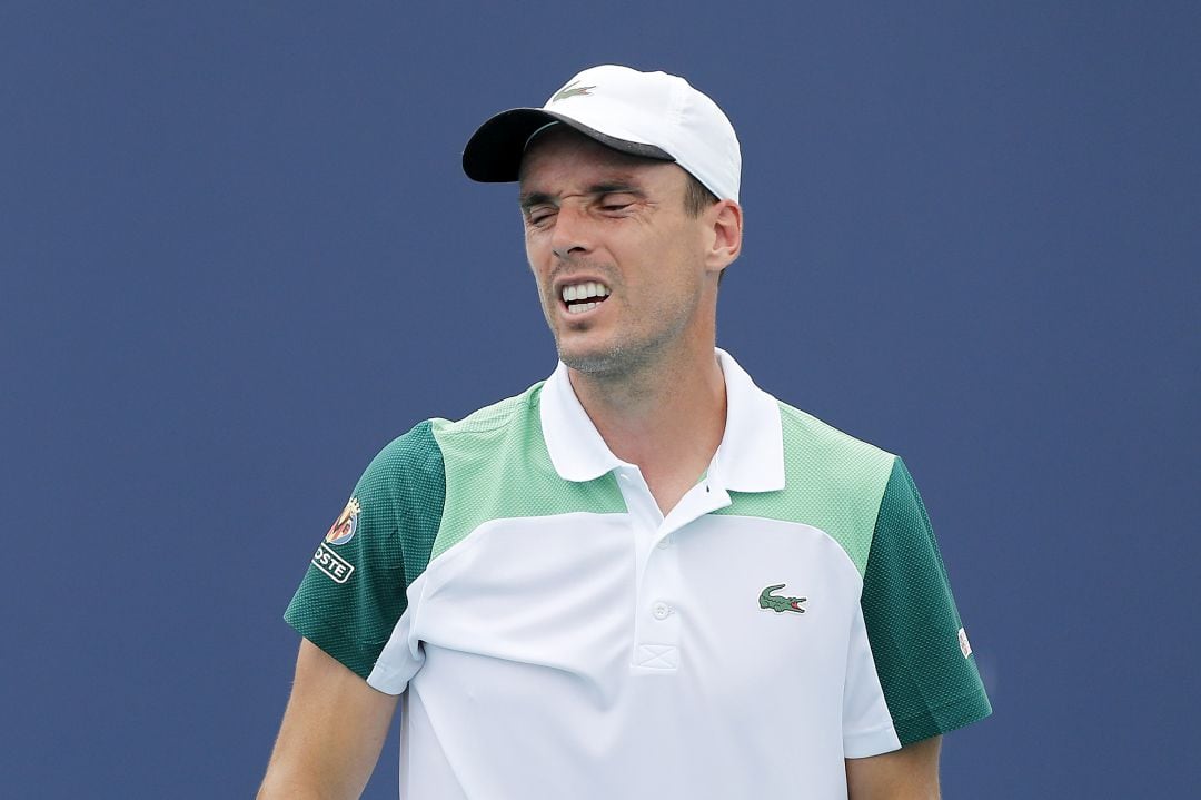 Roberto Bautista durante un partido ante John Isner. 