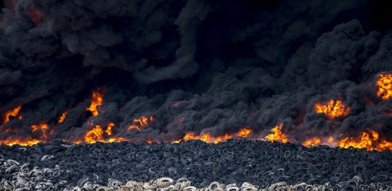 GRA123. SESEÑA (TOLEDO), 13-05-2016.- Vista del incendio producido hoy en el cementerio de neumáticos de Seseña (Toledo), un tercio del cual se encuentra en el término municipal de Valdemoro (Madrid) y que acumula miles de toneladas de ruedas, lo que ha p