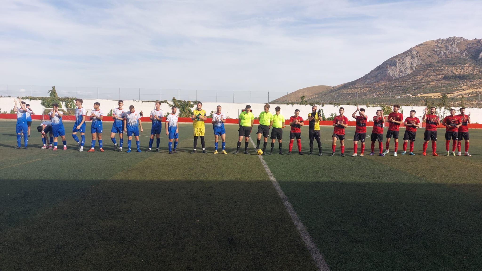 Los dos equipos en el saludo inicial antes de comentar el partido