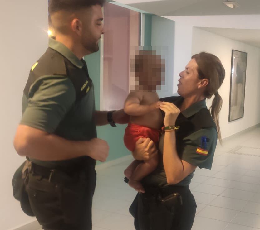 El pequeño en brazos de la Guardia Civil